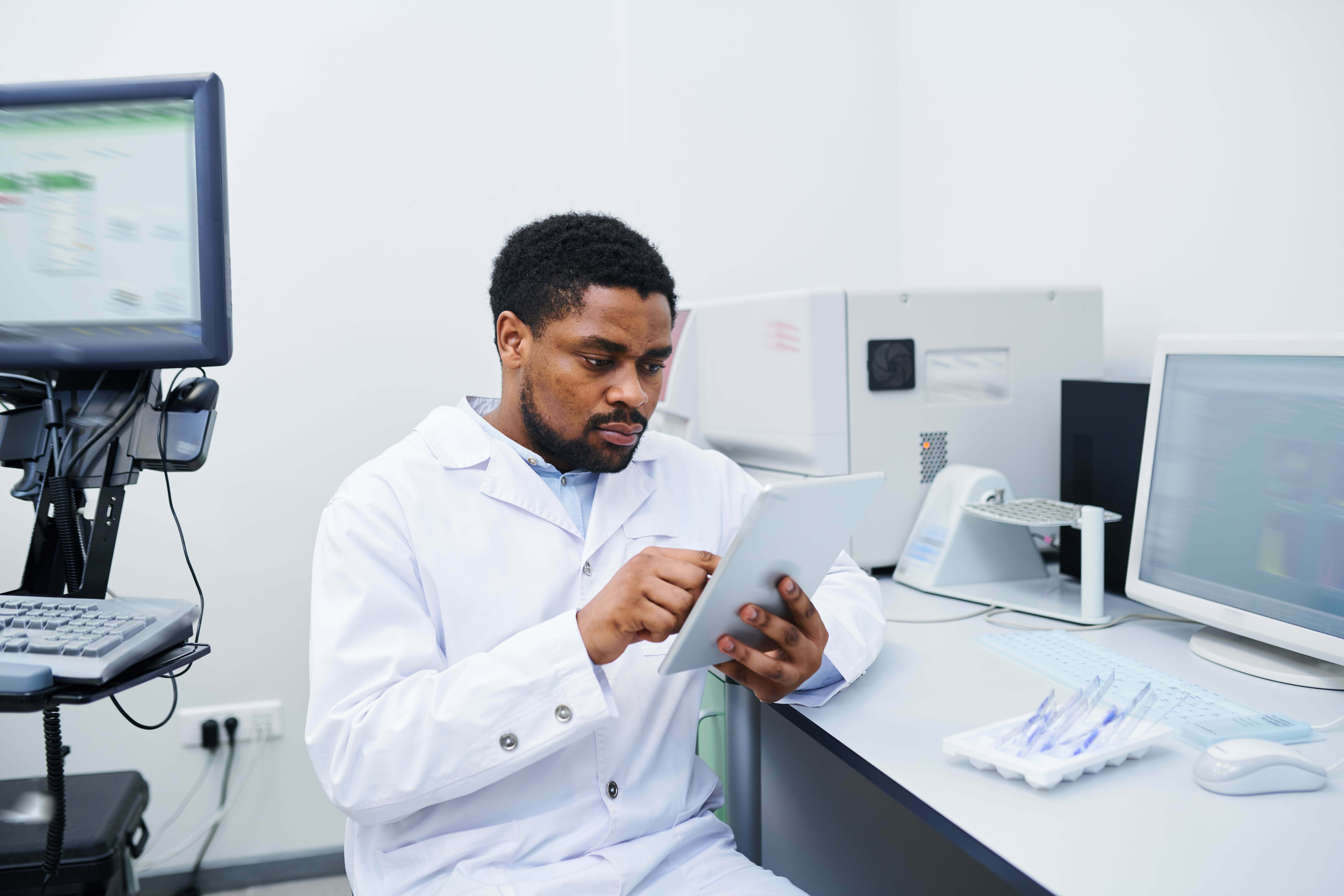 doctor remotely analyzing real-time data stream doctor remotely analyzing real-time data stream