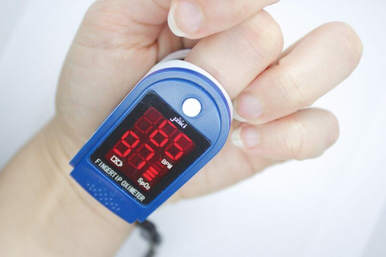 pulse oximeter to measure blood oxygen level pulse oximeter to measure blood oxygen level