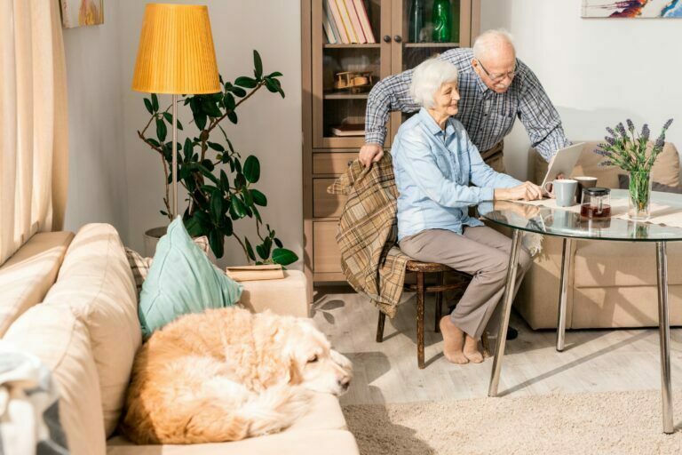 happy elderly couple at home using Drkumo RPM technology