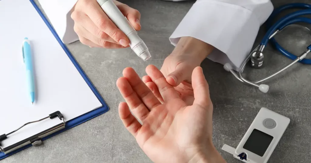 type 1 diabetes causes hypertension, the doctor checks the patient's blood sugar level
