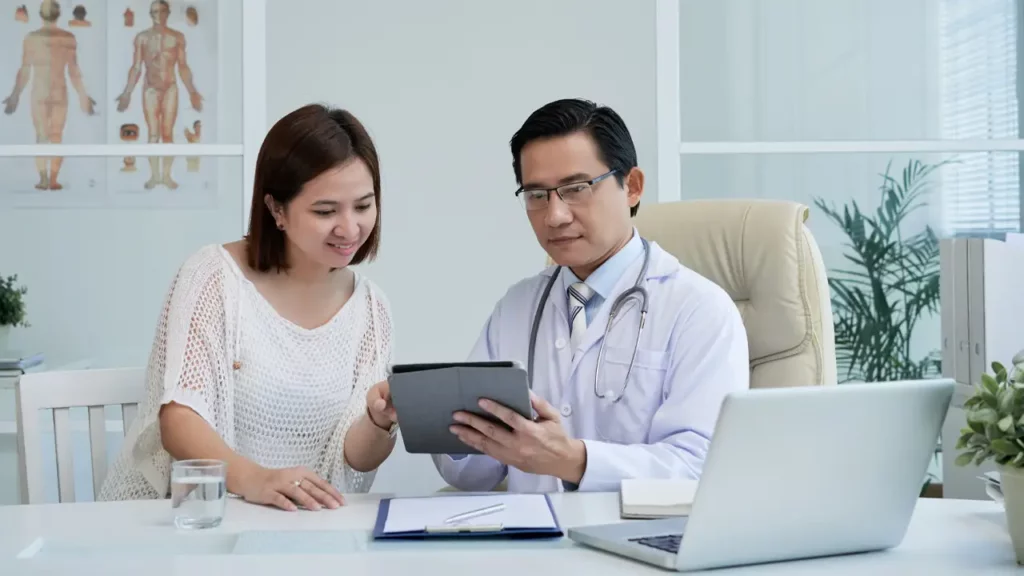 doctor shows to the patient how to use rpm healthcare